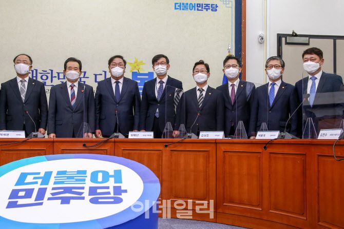 [이데일리 노진환 기자]  정세균 국무총리와 김태년 더불어민주당 당대표 직무대행, 김상조 정책실장 등이 19일 국회에서 열린 부동산 투기 근절 대책 등을 위한 고위 당정청협의에 참석해 기념촬영하고 있다. 왼쪽부터 홍남기 경제부총리 겸 기획재정부 장관, 정 총리, 김 직무대행, 김 정책실장, 박범계 법무부 장관, 김현수 농림축산식품부 장관, 변창흠 국토교통부 장관, 최재성 정무수석.