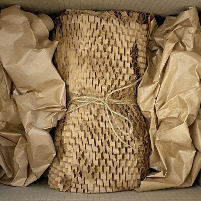 차주연씨는 종이 완충재를 사용해 쿠키 등을 포장하고 있다.(사진=독자제공)