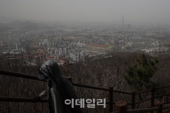 전국이 황사 영향권에 들어서며 미세먼지 농도가 ‘매우 나쁨’ 수준을 보이고 있는 29일 오후 경기도 광주 남한산성에서 바라본 서울 시내가 뿌옇게 보이고 있다.(사진=이영훈 기자)