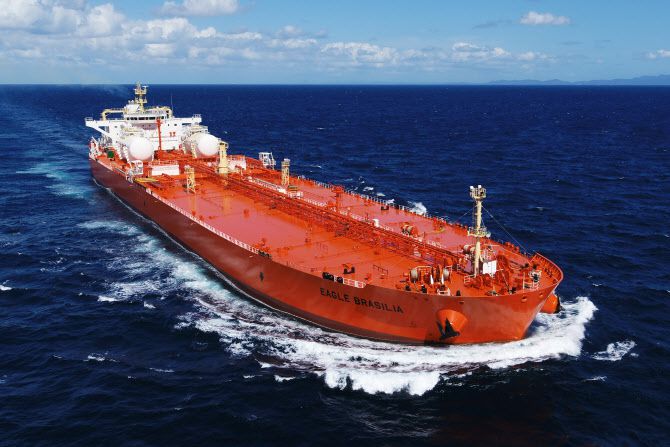 ▲삼성중공업이 싱가포르 선사인 AET에 인도한 LNG연료추진 유조선. (사진=삼성중공업)