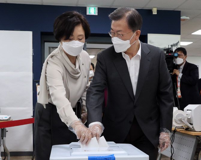 문재인 대통령과 부인 김정숙 여사가 2일 오전 서울 종로구 삼청동 주민센터를 찾아 2021재·보궐선거 사전투표를 하고 있다. (사진=연합뉴스)