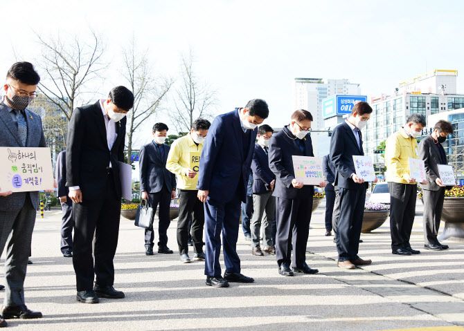윤화섭(앞줄 왼쪽서 3번째) 안산시장이 2일 시청 현관 앞에서 열린 세월호기 게양식에 참석해 묵념을 하고 있다. (사진 = 안산시 제공)