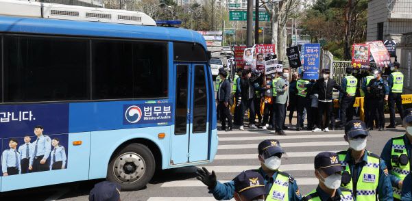 16개월 된 입양 딸 정인양을 학대해 숨지게 한 혐의를 받는 양부모의 공판이 열린 7일 오후 서울 양천구 서울남부지방법원 앞에서 시민들이 양모가 탄 호송 차량이 청사에 도착하자 팻말을 들고 항의하고 있다. (사진=연합뉴스)