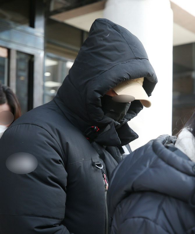 나체 사진을 유포하겠다며 내연녀를 협박한 혐의를 받는 아역배우 출신 승마선수 A씨가 24일 구속 전 피의자 심문(영장실질심사)을 받은 뒤 경기도 부천시 상동 인천지방법원 부천지원 청사를 나서고 있다. 사진=연합뉴스