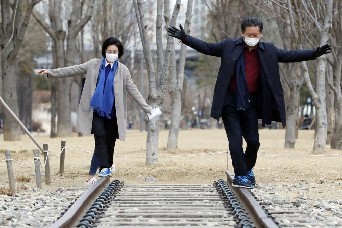 더불어민주당 박영선 서울시장 경선후보(왼쪽)가 지난 2월 28일 서울 마포구 경의선 숲길에서 ‘서울을 걷다, 마포편’ 공약을 발표하기 전 정청래 의원과 경의선 옛 철로를 걷고 있다 (국회사진기자단)