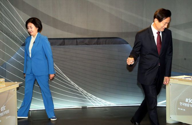 박영선 더불어민주당 서울시장 후보(왼쪽)와 국민의힘 오세훈 서울시장 후보가 지난 5일 서울 양천구 목동 예총회관에서 열린 한국방송기자클럽 초청 서울시장 보궐선거 후보자 토론회에서 인사를 나눈 뒤 자리로 돌아가고 있다. (사진=연합뉴스)