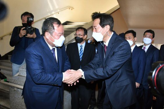 오세훈 서울시장이 8일 서울시의회를 방문, 김인호 서울시의회 의장과 인사를 나누고 있다.(사진 제공=서울시의회)