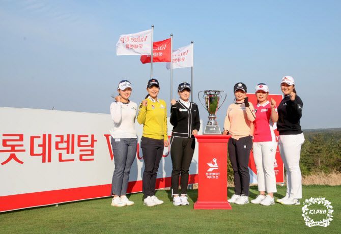 한국여자프로골프(KLPGA) 투어 2021시즌 개막전 롯데렌터카 여자오픈에 나서는 선수들이 선전을 다짐하며 파이팅을 외치고 있다. 왼쪽부터 박현경,김지현,조아연,최혜진,이소영,유해란. (사진=KLPGA)