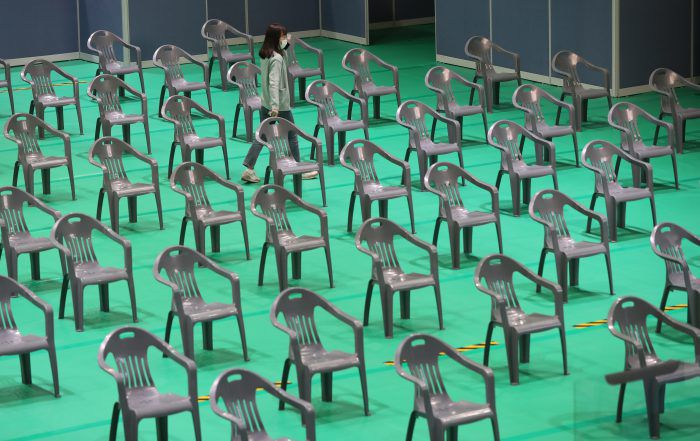 아스트라제네카(AZ) 백신 접종이 보류·연기돼 8일 오전부터 접종을 시작할 예정이었던 광주 북구예방접종센터(전남대 북구국민체육센터)가 운영을 시작하지 못하고 있다. (사진=연합뉴스)