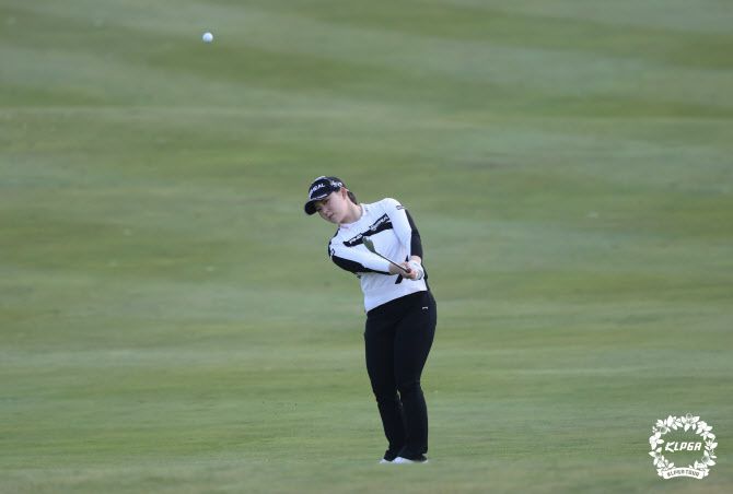 이다연이 18번홀에서 온그린을 시도하고 있다. (사진=KLPGA)