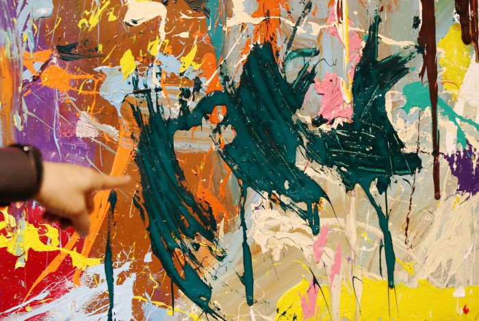 롯데월드타워몰 지하 포스트에서 열린 '스트리트 노이즈'(STREET NOISE) 전시회에 전시된 존원의 작품 '무제' 중 20대 연인의 낙서에 의해 훼손된 부분 (사진=연합뉴스)