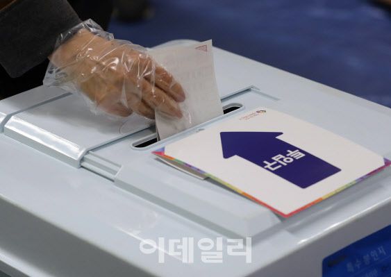 4·7 재·보궐선거일인 7일 오전 서울 영등포구 윤중초등학교에 마련된 투표소에서 시민들이 투표를 하고 있다.(사진=이데일리 노진환 기자)