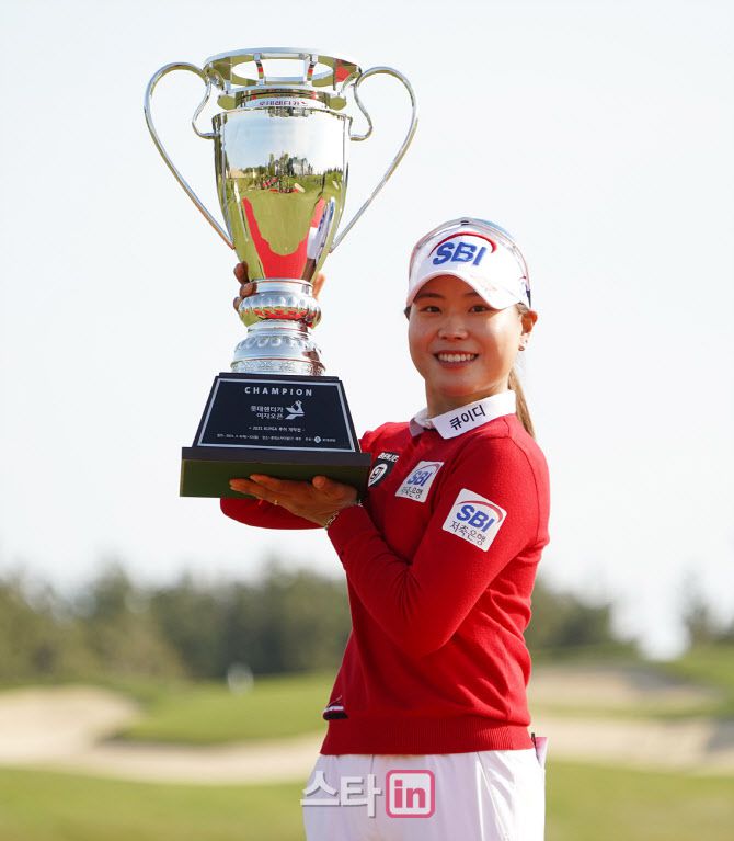 이소미가 KLPGA 투어 개막전 롯데 렌터카 여자오픈에서 우승 뒤 트로피를 들고 활짝 웃고 있다. (사진=이데일리 골프in 조원범 기자)