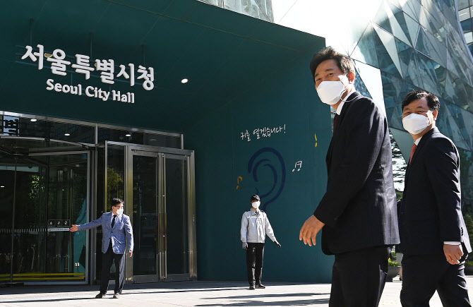 오세훈(오른쪽에서 두번째) 신임 서울시장이 지난 8일 서울시청으로 출근하고 있다. (사진=연합뉴스)