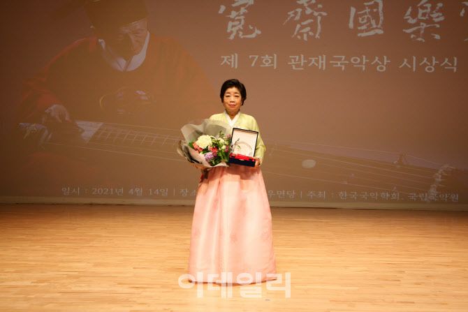 변미혜 한국교원대 교수가 14일 서울 서초구 국립국악원 우면당에서 열린 ‘제7회 관재국악상 시상식’에서 상을 받고 기념사진을 촬영하고 있다(사진=국립국악원)