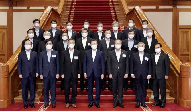 문재인 대통령이 15일 오후 청와대에서 열린 확대경제장관회의를 마치고 참석자들과 기념촬영을 하고 있다. 앞줄 왼쪽부터 홍남기 경제부총리 겸 기획재정부 장관, 공영운 현대자동차 사장, 이정배 삼성전자 사장, 문 대통령, 이석희 SK하이닉스 사장, 최웅선 인팩 대표이사, 유영민 대통령 비서실장. 둘째줄 왼쪽부터 성윤모 산업통상자원부 장관, 최기영 과학기술정보통신부 장관, 배재훈 HMM 사장, 가삼현 한국조선해양 대표이사, 정진택 삼성중공업 사장, 황호선 한국해양진흥공사 사장, 김현수 농림수산식품부 장관, 이재갑 고용부 장관. 셋째줄 왼쪽부터 이호승 정책실장, 구윤철 국무조정실장, 문성혁 해양수산부 장관, 변창흠 국토교통부 장관, 권칠승 중소벤처기업부 장관, 은성수 금융위원장, 안일환 경제수석. (사진=연합뉴스)