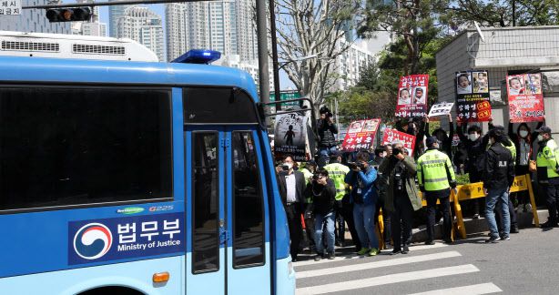 양부모의 학대 끝에 숨진 16개월 된 입양 딸 ‘정인이’의 양부모의 결심 공판이 열린 지난 14일 오후 서울 양천구 서울남부지방법원 입구에서 시민들이 양모가 탑승한 것으로 보이는 호송차를 향해 손피켓을 들고 항의하고 있다. (사진=뉴시스)