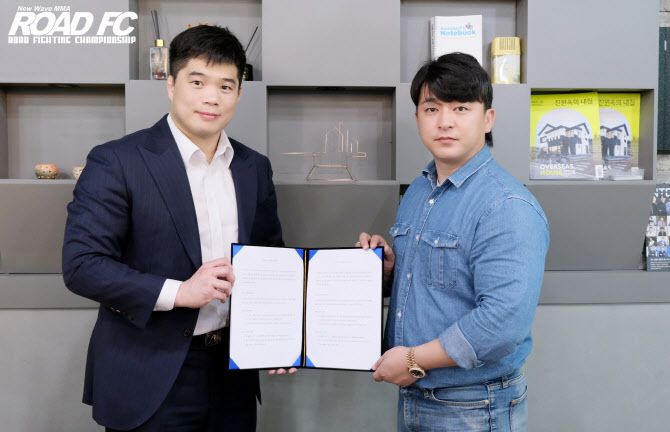 ROAD FC 김대환 대표와 박준혁 ㈜아키우노 종합건설 대표가 로드몰 ROAD FC 058 대회 개최 계약식을 가진 뒤 기념촬영을 하고 있다. 사진=ROAD FC