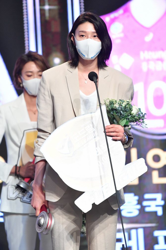 13년 만에 프로배구 V리그 정규시즌 MVP를 수상한 ‘배구여제’ 김연경. 사진=KOVO
