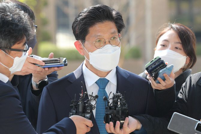 노형욱 국토교통부 장관 내정자가 19일 정부과천청사에 출근하며 취재진의 질문에 답변하고 있다. (사진=연합뉴스)