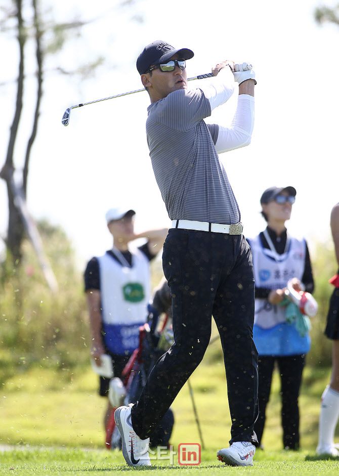박찬호가 2018년 충남 태안 솔라고CC에서 열린 KPGA 코리안투어 휴온스 셀러브리티 프로암에 유명인 자격으로 참가해 경기하고 있다. (사진=이데일리DB)