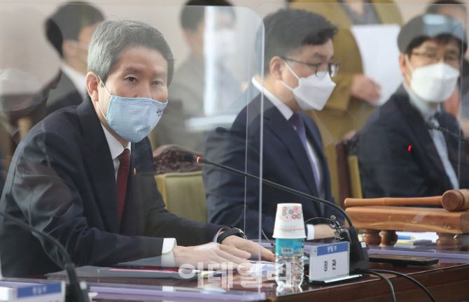 이인영 통일부 장관이 21일 오전 서울 종로구 정부서울청사에서 열린 지방자치단체 남북교류협력 정책협의회에 참석해 격려 발언을 하고 있다(사진=뉴시스).
