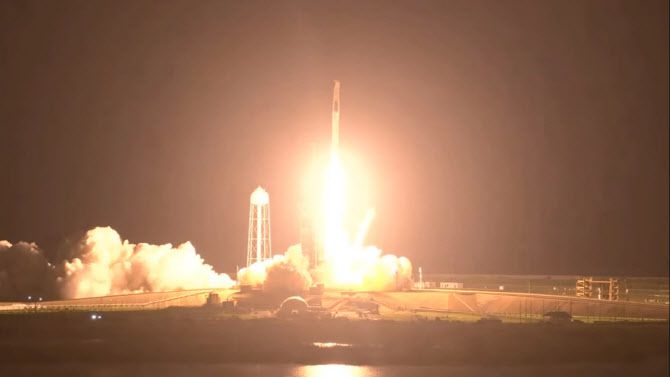 팰컨9로켓이 23일 국제우주정거장을 향해 발사됐다.(사진=스페이스X 중계화면)