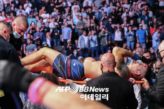 정강이 골절부상을 입은 크리스 와이드먼이 들것에 실려 경기장 밖으로 빠져나가고 있다. 사진=AP PHOTO