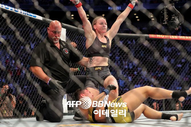 UFC 여성 플라이급 챔피언 발렌티나 셰브첸코가 TKO승을 거둔 뒤 기뻐하고 있다. 사진=AP PHOTO