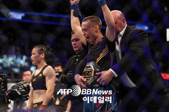 로즈 나마유나스가 장웨일리를 KO로 제압하고 새로운 UFC 여성 스트로급 챔피언에 등극했다. 사진=AP PHOTO