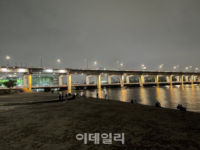 30일 오후 시민들이 서울 반포한강공원 제방 위에 걸터 앉아 술을 마시고 있다. (사진= 김대연 기자)