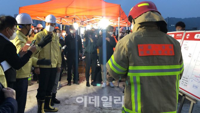 오세훈 서울시장이 30일 서울 성북구 장위 10구역 사고 현장에서 소방당국의 브리핑을 듣고 있다.(사진=이상원 기자)