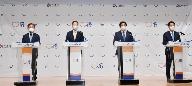 임병택(왼쪽서 3번째) 시흥시장이 30일 시청 늠내홀에서 김연수 서울대병원장, 최해천 서울대 연구부총장, 조정식 국회의원과 기자회견을 하고 있다. (사진 = 시흥시 제공)