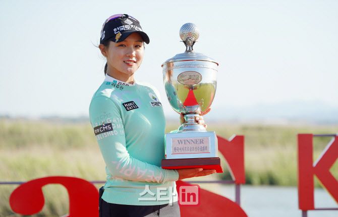 박현경이 2일 전남 영암 사우스링스 영암CC에서 열린 KLPGA 챔피언십에서 2년 연속 우승한 뒤 트로피를 들고 포즈를 취하고 있다. (사진=이데일리 골프in 조원범 기자)