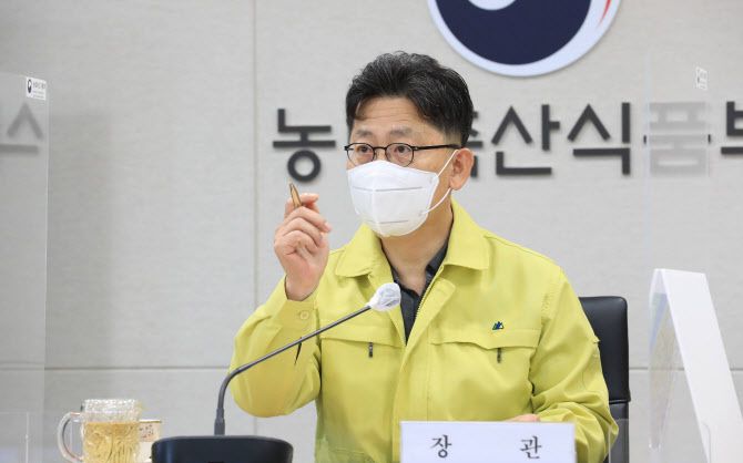 김현수 농림축산식품부 장관(아프리카돼지열병(ASF) 중앙사고수습본부장)이 5일 ASF 발생 현황 및 방역조치 추진상황 회의를 주재하고 있다. (사진=농식품부)