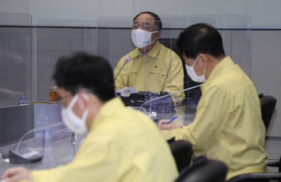 홍남기 국무총리 직무대행이 5일 오후 정부서울청사에서 아프리카돼지열병(ASF) 관계장관회의를 주재하고 있다.(사진=연합뉴스)