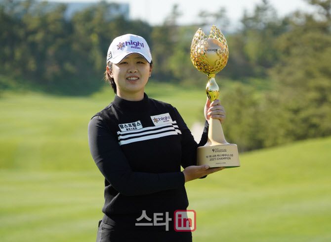 곽보미가 9일 경기도 안산 아일랜드 컨트리클럽에서 열린 KLPGA 투어 교촌 허니 레이디스 오픈에서 투어 데뷔 10년 만에 첫 우승을 차지한 뒤 트로피를 들고 환하게 웃고 있다. (사진=이데일리 골프in 조원범 기자)