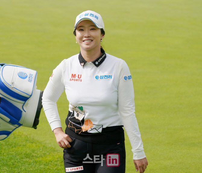 홍란이 지난 7일 열린 KLPGA 투어 교촌 허니 레이디스 오픈 1라운드 9번홀에서 버디를 기록한 뒤 환하게 웃으며 홀을 빠져나오고 있다. (사진=이데일리 골프in 조원범 기자)