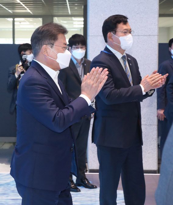문재인 대통령(왼쪽)이 지난 6일 오후 울산광역시 남구 3D프린팅 지식산업센터에서 열린 `울산 부유식 해상풍력 전략 보고`를 마친후 송영길 더불어민주당 대표와 함께 박수를 치고 있다.(사진=뉴시스)