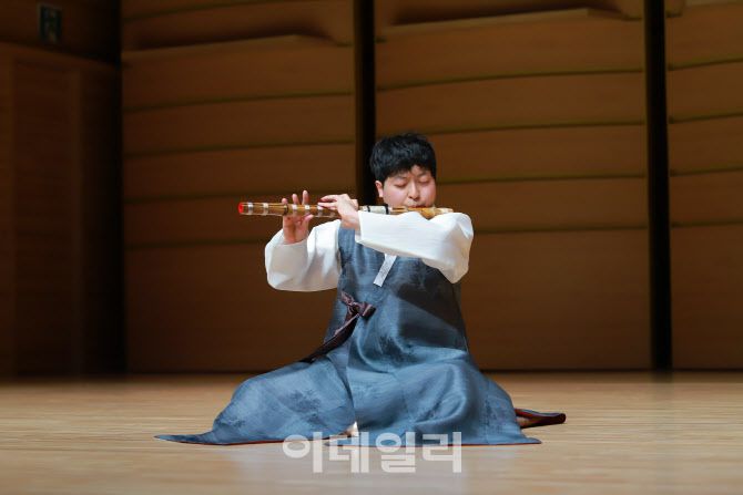 제41회 온나라 국악경연대회 대상 경연에서 대상을 수상한 대금 종목 김회진 씨의 경연 장면(사진=국립국악원)
