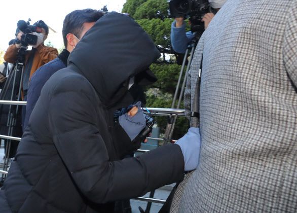 입양한 생후 16개월 된 딸을 학대치사한 혐의를 받고 있는 양모 장모씨가 지난해 11월 서울 양천구 서울남부지방법원에서 열린 구속 전 피의자 심문(영장실질심사)에 출석하고 있다. (사진=뉴시스)