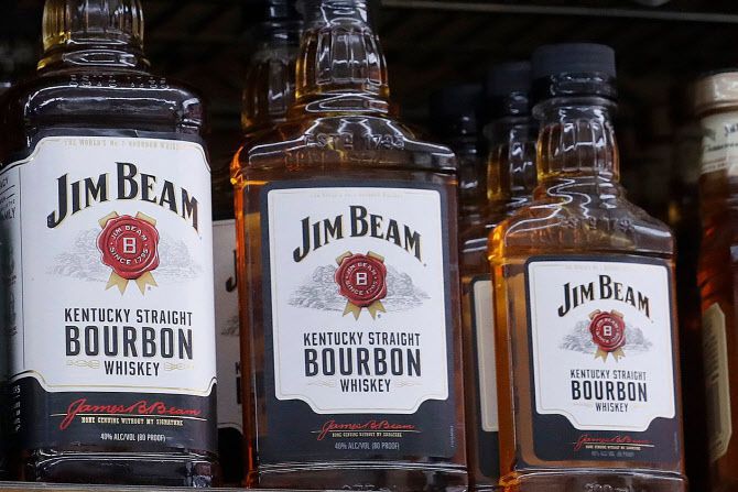 미국이 유럽연합(EU)에 철강, 알루미늄 등에 대한 관세를 부과하자 유럽이 보복 대응으로 미국산 위스키 등에 기존보다 두 배인 50%의 관세를 부과하는 방안을 6월 1일 시행할 예정이었으나 이를 철회키로 했다. (사진=AP)