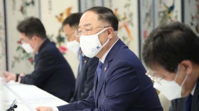 홍남기 경제부총리 겸 기획재정부 장관이 지난 6일 정부서울청사에서 열린 ‘제21차 부동산시장 점검 관계장관회의’를 주재하고 있다. (사진=연합뉴스)