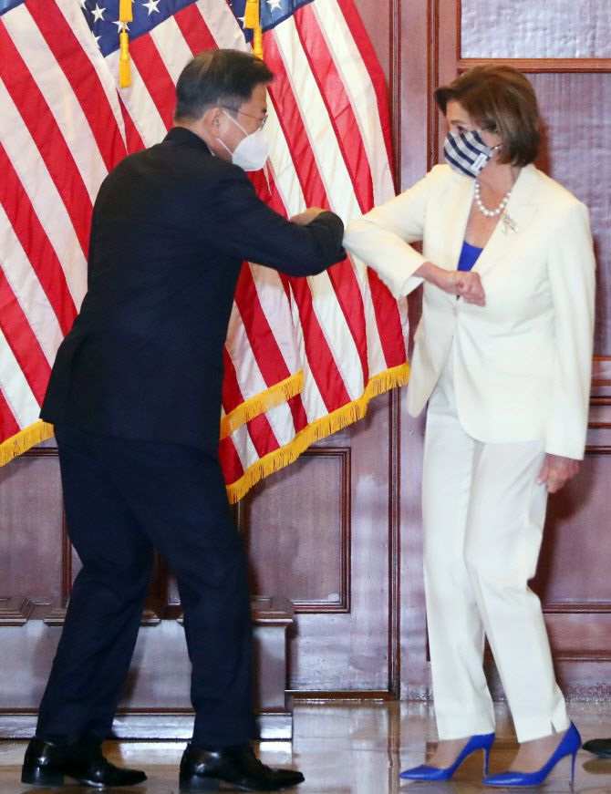 문재인 대통령이 20일 오후(현지시간) 미국 워싱턴 국회의사당을 방문해 낸시 펠로시 미국 연방하원의회 의장 및 하원 지도부와 간담회를 하기에 앞서 인사를 나누고 있다.(사진=뉴시스)