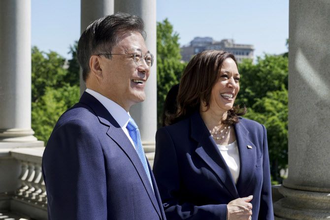 미국을 방문 중인 문재인 대통령이 21일 오전(현지시간) 미국 워싱턴 아이젠하워 행정동에서 카멀라 해리스 미국 부통령을 접견 중 발코니에서 환담하고 있다.(사진=뉴시스)