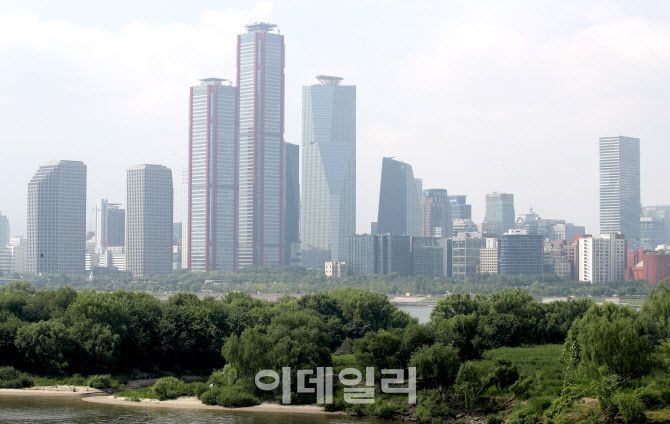 [이데일리 방인권 기자] 고비사막과 내몽골고원에서 발원한 황사가 국내에 유입되면서 전 권역 대기질이 ‘나쁨’을 기록한 24일 서울 여의도 일대가 뿌옇게 보이고 있다. 기상청은 황사가 북서풍을 타고 이틀간 우리나라에 유입되면서 영향을 줄 예정이라고 밝혔다.