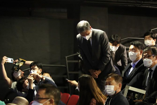 노태우 전 대통령의 외아들인 노재헌 동아시아문화센터 원장이 25일 광주 동구 광주아트홀에서 5·18 민주화운동을 다룬 연극 ‘애꾸눈 광대’ 관람을 마친 뒤 객석 일부에서 책임 있는 행동 등 부친의 진정성 있는 사죄가 먼저라는 항의가 터져 나오자 고개 숙이고 있다(사진=연합뉴스).