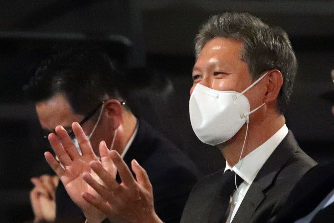 노태우 전 대통령의 장남인 노재헌 동아시아문화센터 원장이 25일 광주 동구 광주아트홀에서 5·18 민주화운동을 다룬 연극 ‘애꾸눈 광대’를 관람하며 박수치고 있다(사진=연합뉴스).