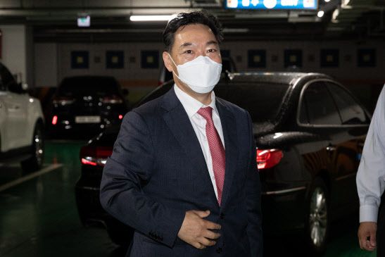 김오수 검찰총장 후보자가 25일 인사청문회 준비를 위해 서울 서초구 서울고등검찰청으로 출근하고 있다. 김 후보자 인사청문회는 26일 열린다.(사진=뉴스1)