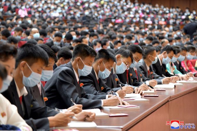 북한 노동당의 외곽 노동단체인 직업총동맹(직총) 제8차 대회가 지난 25∼26일 평양에서 열렸다고 조선중앙통신이 27일 보도했다. 김정은 국무위원장은 대회 참가자들에게 보낸 서한에서 비사회주의와 투쟁하고 사회주의 통제를 강화해야 한다고 강조했다. 대회 참가자들이 발언을 받아적고 있다(사진=평양 조선중앙통신/연합뉴스).